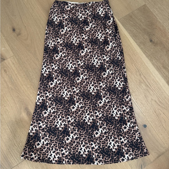 Leopard Print Maxi Skirt - Picture 3 of 4